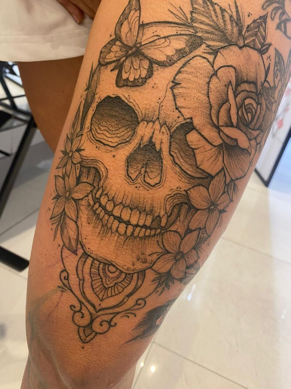 Proceso de tatuaje de líneas geométricas precisas en el estudio 535 Tattoo en Salta 885