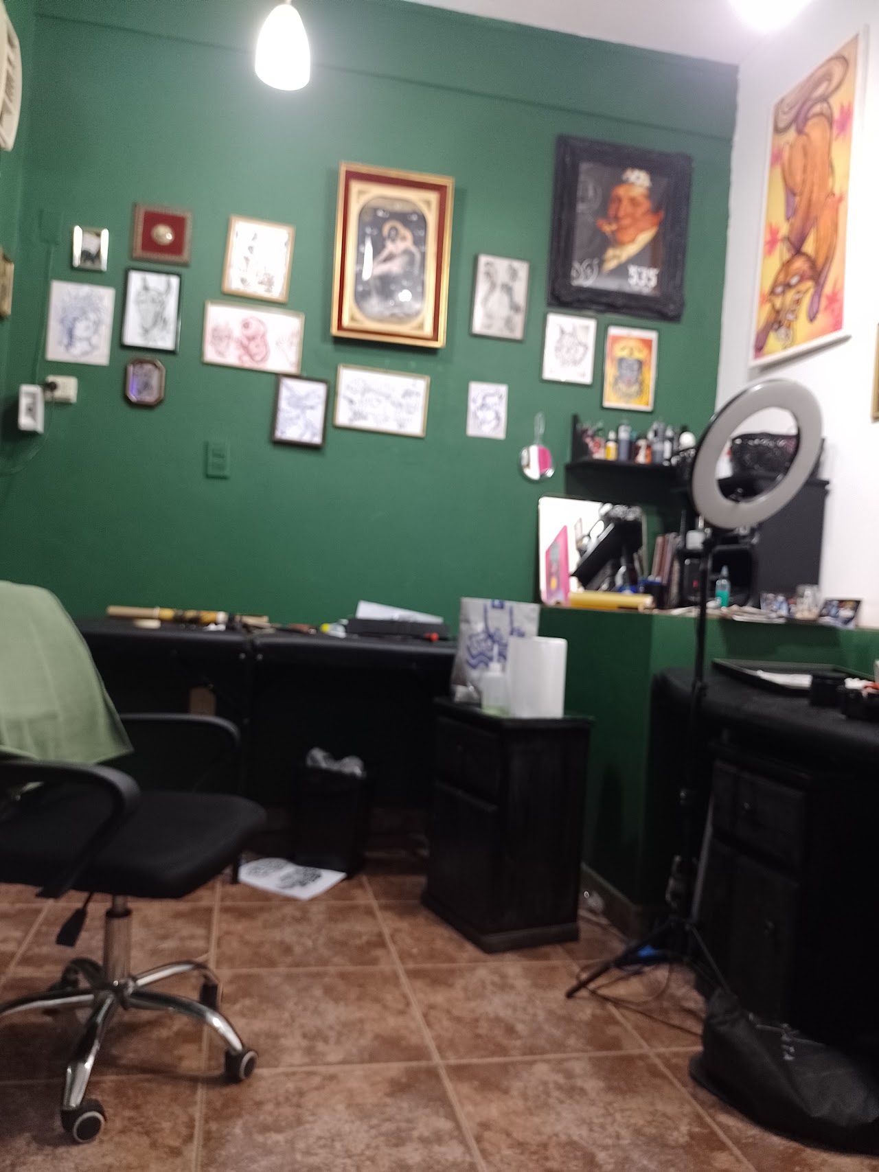Interior del estudio 535 Tattoo Studio con flash art en la pared, Salta 885, Corrientes
